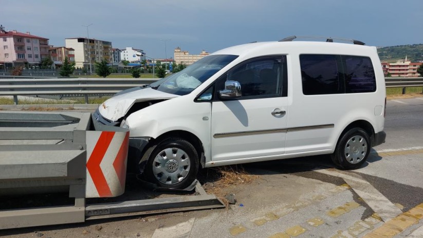 Samsun'da hafif ticari araç bariyere çarptı: 5 yaralı