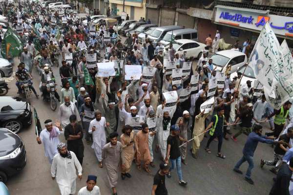 İsveç'teki Kur'an-ı Kerim'e saldırı Pakistan'da protesto edildi