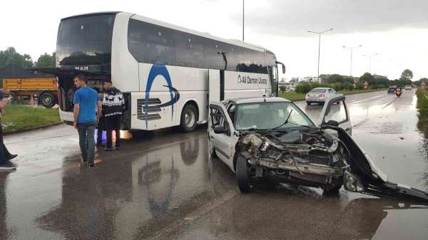 Samsun'da otomobil otobüse çarptı: 3 yaralı