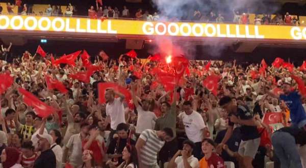 A Milli Futbol Takımı'nın çeyrek final heyecanı Beşiktaş Tüpraş Stadyumu'nda yaşandı