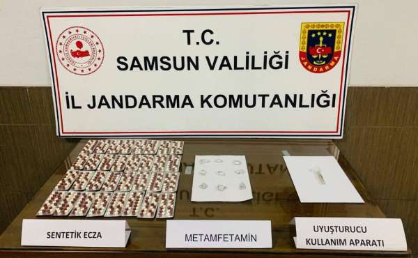 Jandarma, uyuşturucu ticareti yapılan araçtaki 2 kişiyi gözaltına aldı