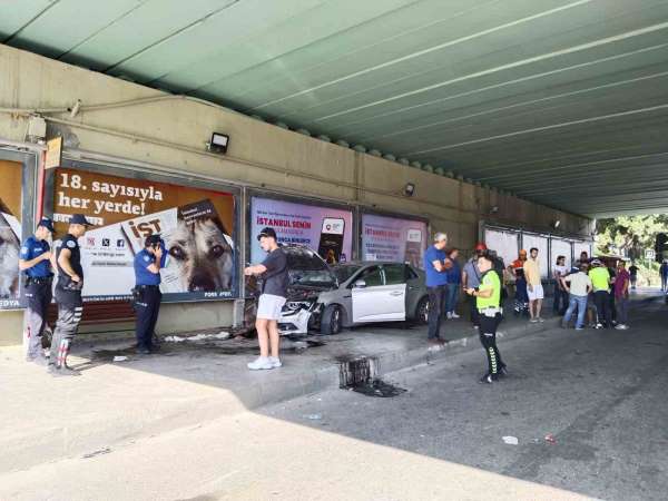 Pendik'te 4 aracın karıştığı kazada bir araç durağa daldı: 1 yaralı