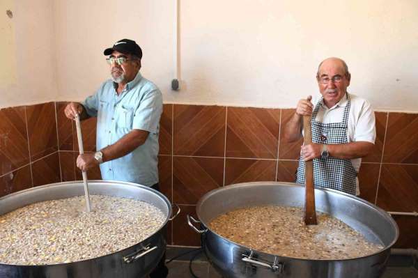 Aşure gününde kazanlar sevgi ve dostluk için kaynadı