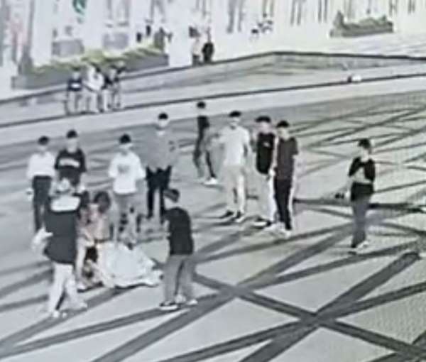 Bursa'da bıçaklı kavga: 14 yaşındaki kız ortalığı savaş alanına çevirdi