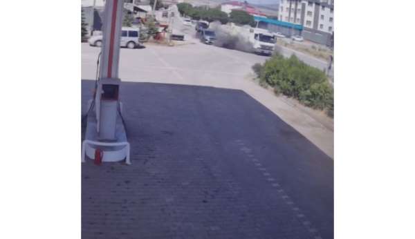 Elazığ'da lastiği patlayan kamyonun tel örgülere çarptığı kaza kamerada