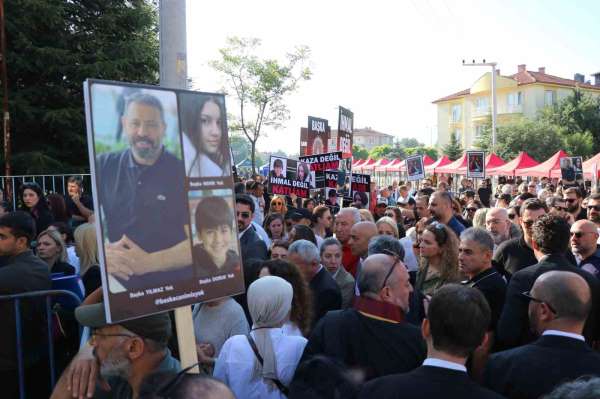 'Onlar arabalarını kurtarmaya giderken, bizim canlarımız içeride dumandan boğuluyordu'