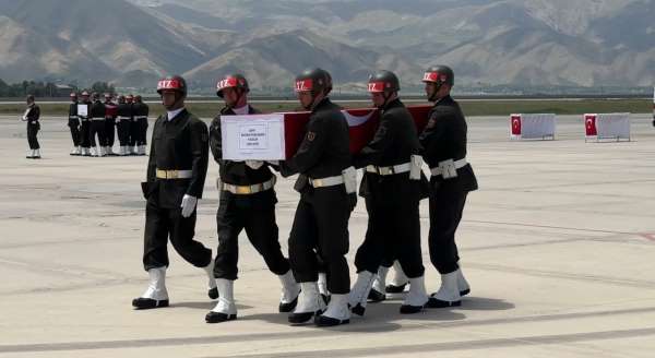 Pençe-Kilit bölgesinde şehit olan askerler için Yüksekova'da uğurlama töreni düzenlendi