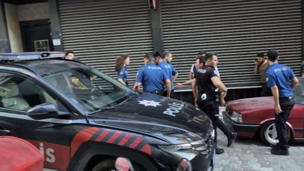 Sultangazi'de devriye görevi yapan polislere bıçaklı saldırı