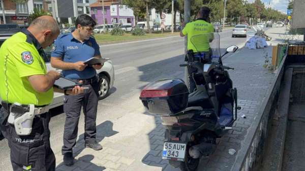 Samsun'da motosiklet devrildi: 2 yaralı