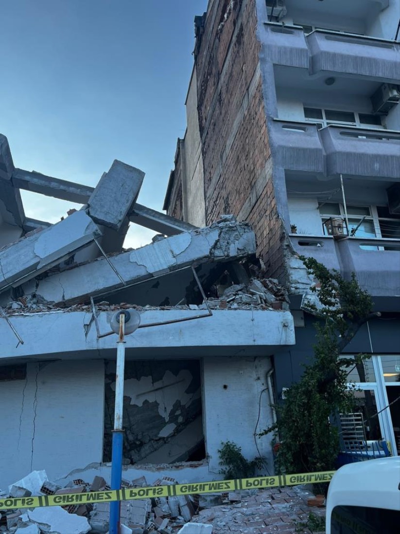 Yıkım sırasında çöken bina, bitişiğindeki binada kalıcı hasar oluşturmadı
