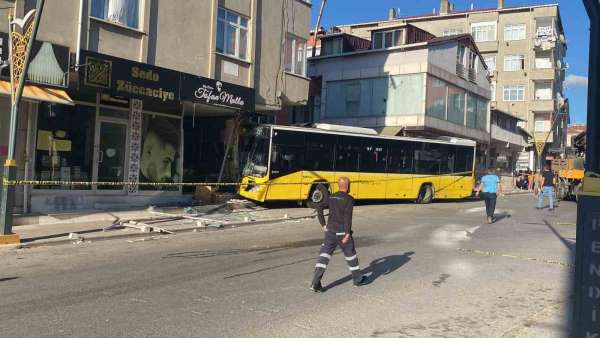 İstanbul Pendik'te sürücüsünün kontrolünden çıkan İETT otobüsü, kuaför dükkanına girdi. Kazada otobüs şoförü B