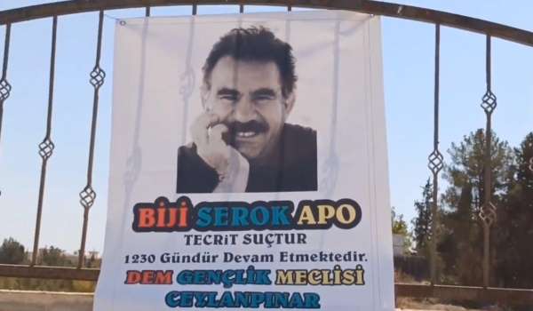 Mezarlık duvarına terörist başı Öcalan'ın posteri asıldı