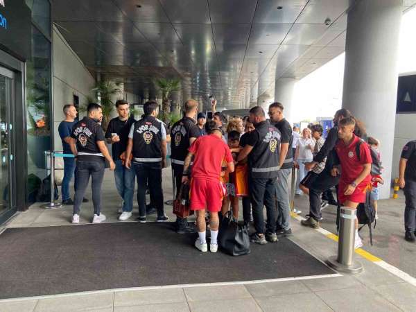 Galatasaray, ligin açılış maçı için Gaziantep'e gitti