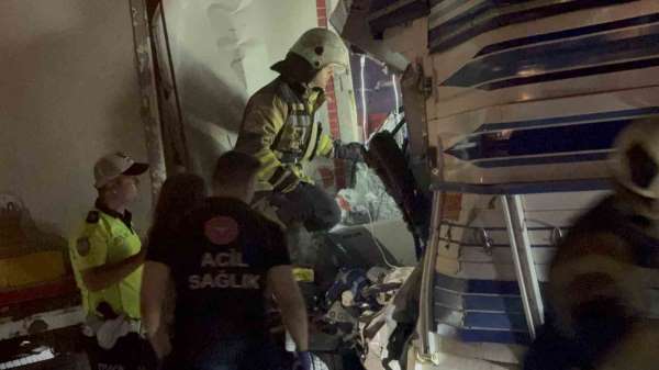 Kocaeli'de 3 araçlı zincirleme kaza: 1 ölü