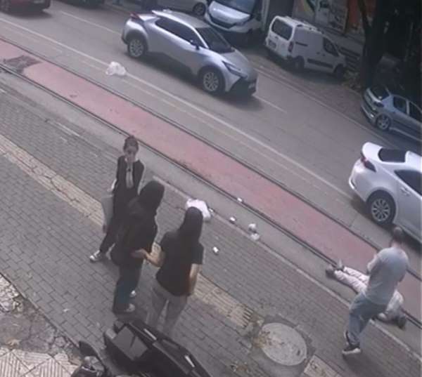 Market alışverişinden çıktı, hastanelik oldu: Kaza anı kamerada