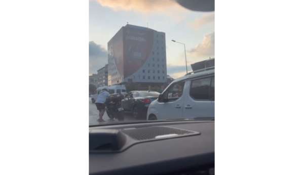 Şişli'de kazanın ardından sürücü diğer aracın sürücüsüne saldırdı: O anlar kamerada