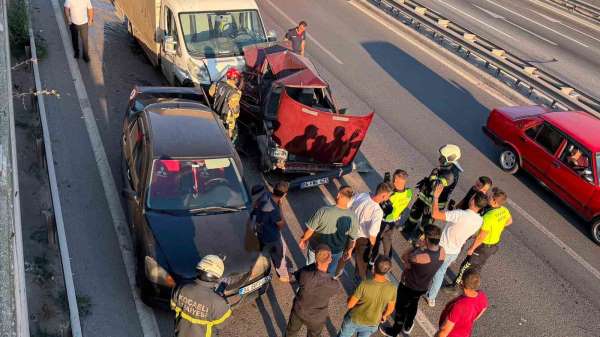 Kocaeli'de 3 araçlı zincirleme kaza: Sürücüler yara almadan kurtuldu