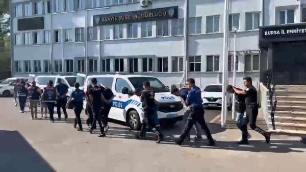 Vatandaşlara zorla hesap açtırıp kara para aklayan şahıslara baskın