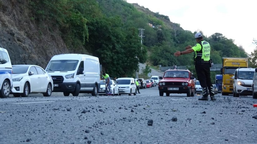 Samsun'da taş ocağında patlama: Yola savurulan taşlar araçlara isabet etti, 4 kişi yaralandı