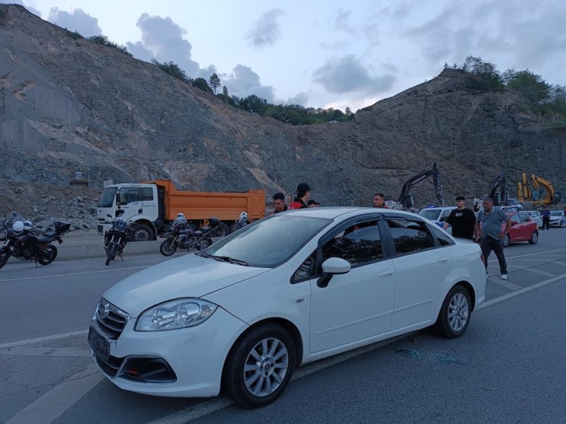 Samsun'da taş ocağında patlama: Yola savurulan taşlar araçlara isabet etti, 4 kişi yaralandı