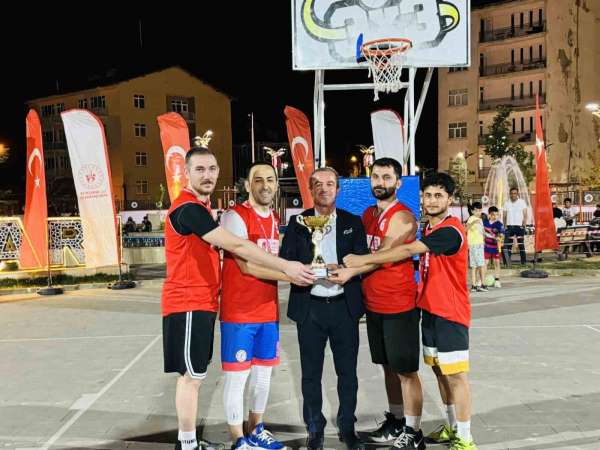 Hakkari'de basketbol turnuvası sona erdi