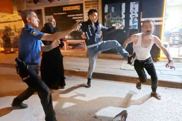 Kavgaya müdahale eden polise bıçak ve sandalyeli saldırı: 2'si polis 4 yaralı