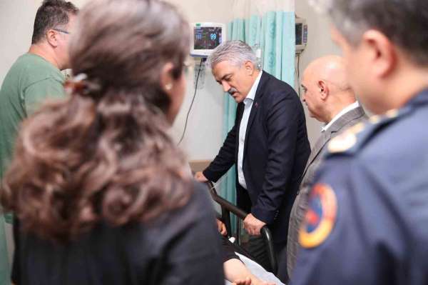 Akçakoca'daki kazada yaralananları Vali Makas ziyaret etti