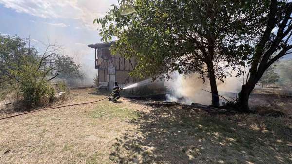Kastamonu'da örtü yangını bağ evlerini küle çeviriyordu