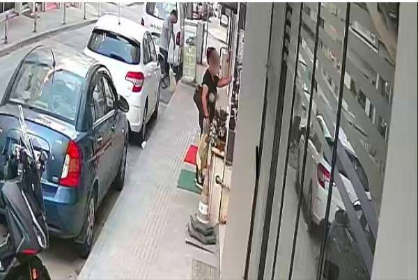 Pastırma hırsızlığı kamerada: Fırın kapısındaki poşeti alıp kayıplara karıştı