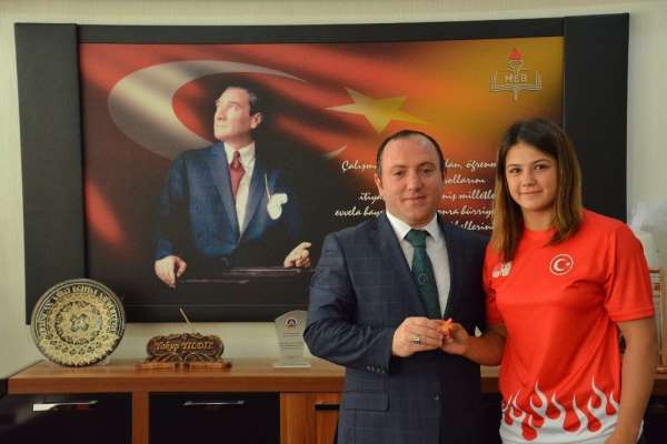 Dünya şampiyonu Habibe'den Milli Eğitim Müdürü Yıldız'a ziyaret