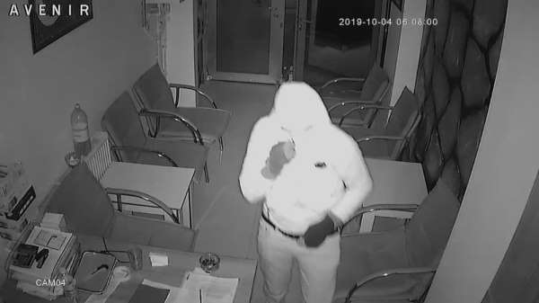 Soğukkanlı hırsız güvenlik kamerasına yakalandı
