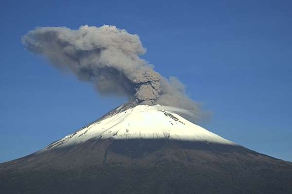 Meksika'daki Popocatepetl Yanardağı'nda 3 patlama yaşandı