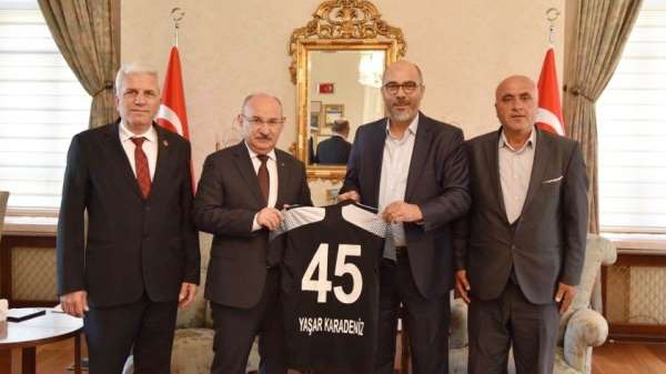 Vali Karadeniz'e Turgutluspor forması hediye ettiler