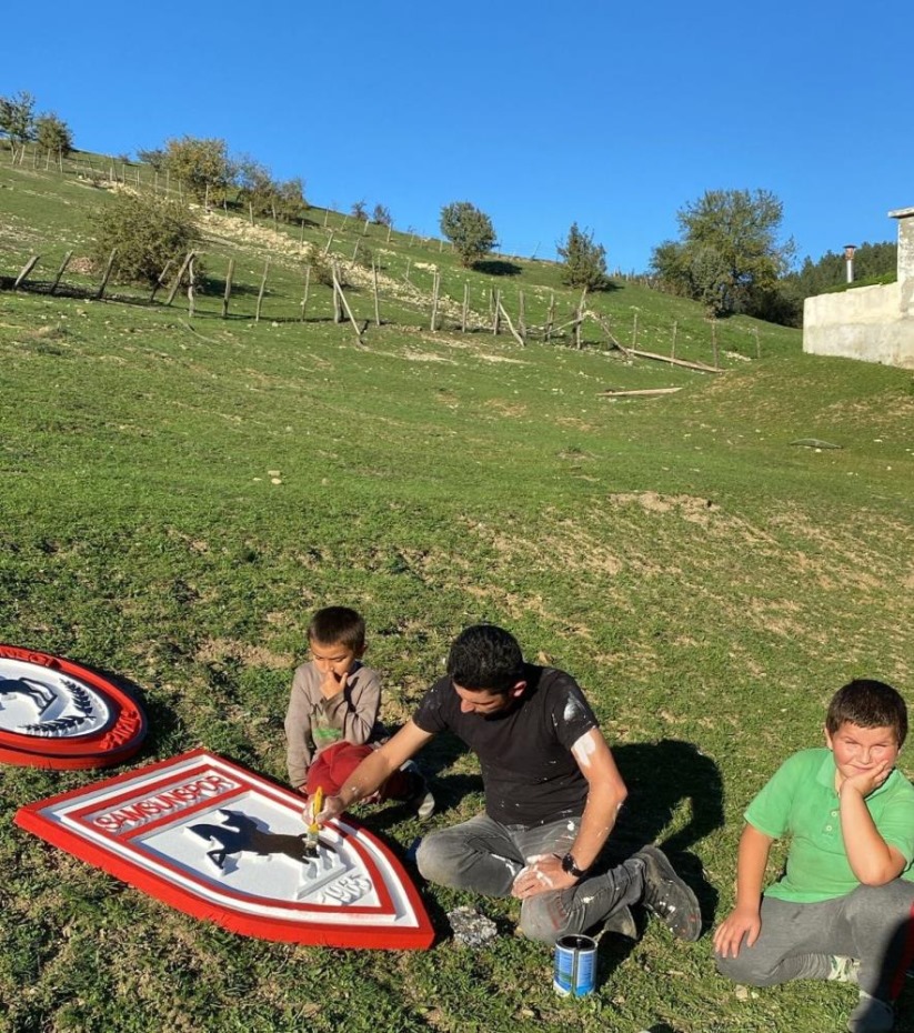 Samsun'da kırsal mahalle okulu kırmızı-beyaza boyandı