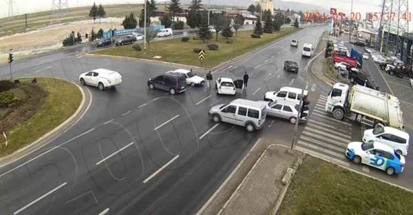 Afyonkarahisar'da trafik kazaları şehir güvenlik kameralarına yansıdı