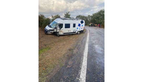 Balya'da 2 minibüsün karıştığı trafik kazasında; 8 yaralı