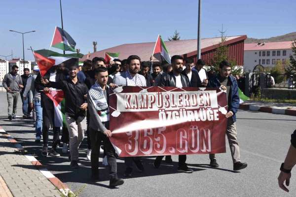 Bitlis'te üniversite öğrencileri İsrail saldırılarının yıldönümünde yürüyüş düzenledi