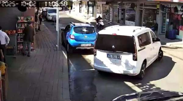 Bingöl'de motosiklet kazası kameraya yansıdı