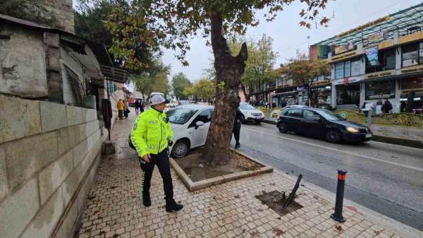 Edirne'de yola dökülen yağ zincirleme kazaya yol açtı: 4 araç birbirine girdi