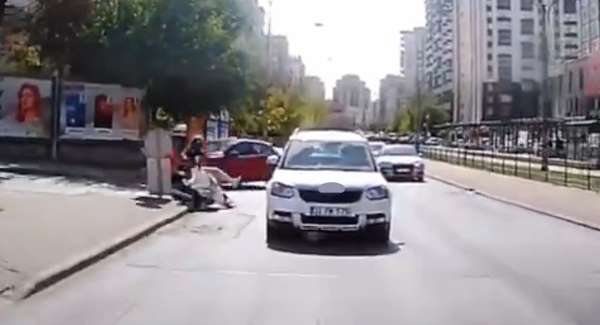 Otomobilin ani manevrası motosikletli kuryeyi hayattan koparıyordu: O anlar araç kamerasında