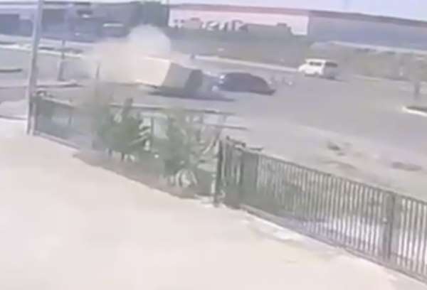 Otomobilin kamyonetle çarpıştığı kaza kameraya yansıdı: 2 yaralı