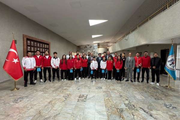 Başkan Aksun, başarılı sporcuları kabul etti