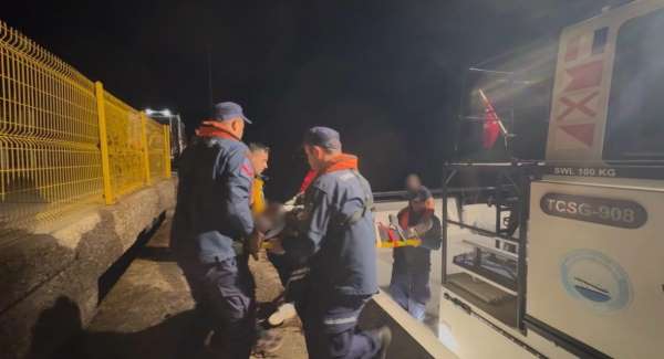 Bozcaada'da trafik kazası geçiren yaralının tıbbi tahliyesi Sahil Güvenlik ekiplerince gerçekleştirildi