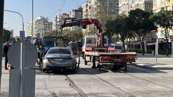 Konya'da tramvay seferini durduran kaza