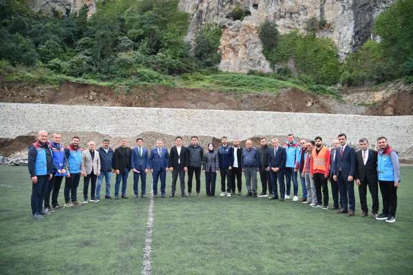 Maşatlık Futbol Sahası taş düşmelerine karşı güvenli hale getiriliyor