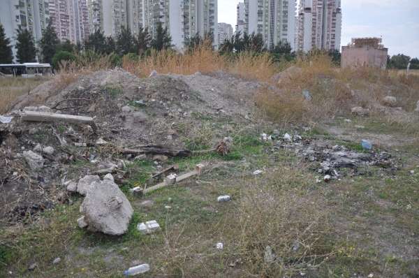 Karşıyaka'da seçim öncesi temeli atılan spor parkı şimdi moloz yığını 