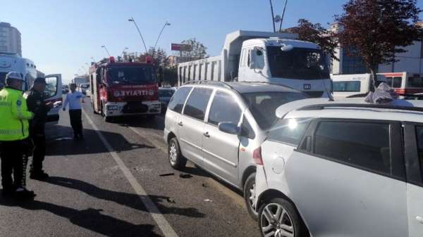 Kayseri'de 4 aracın karıştığı zincirleme trafik kazası: 5 yaralı 