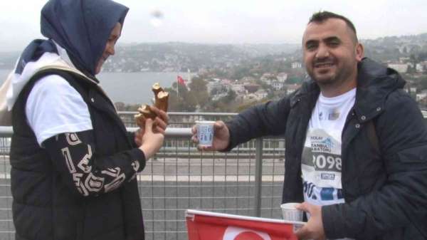 Maratondan renkli görüntüler: Boğaza karşı çay simit keyfi yaptılar