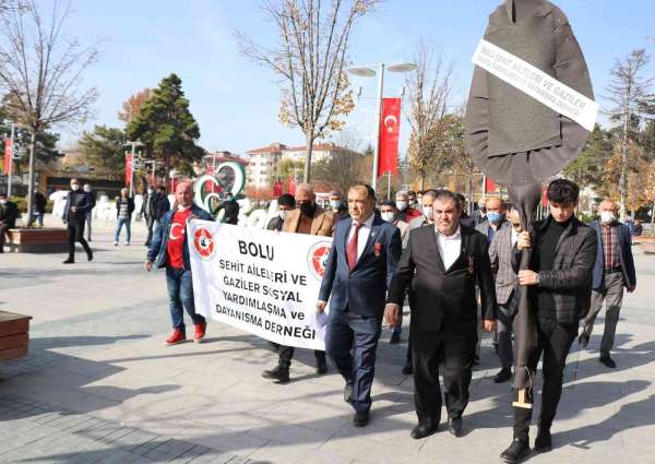 Şehit ve gazi ailelerinden İYİ Parti'ye siyah çelenkli protesto