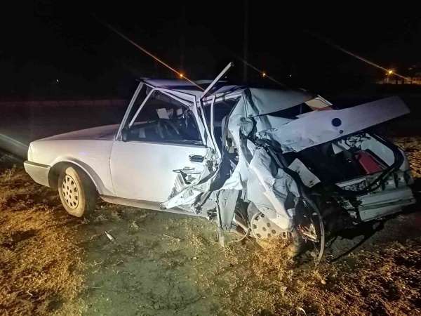 Kamyonet sürücüsünün otomobile çarpıp kaçtığı kazada 1 kişi yaralandı